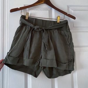 Dark green elastic shorts
